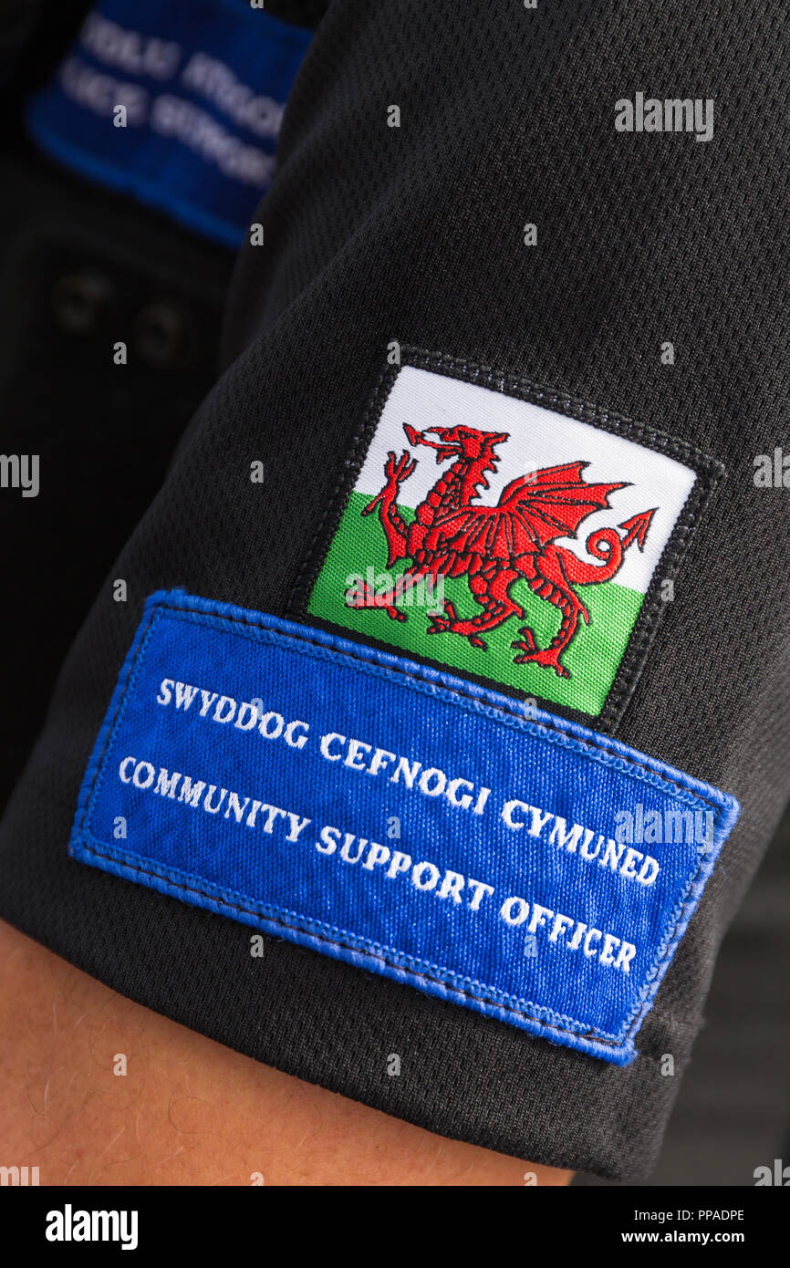 Community Support Officer on Duty Llandudno. North Wales UK. das Tragen von Waliser Insignia. Stockfoto