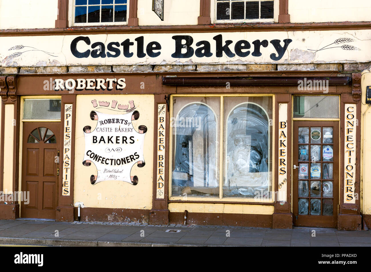 Geschlossen kleine Bäckerei. Beaumaris. Anglesey Wales UK Stockfoto