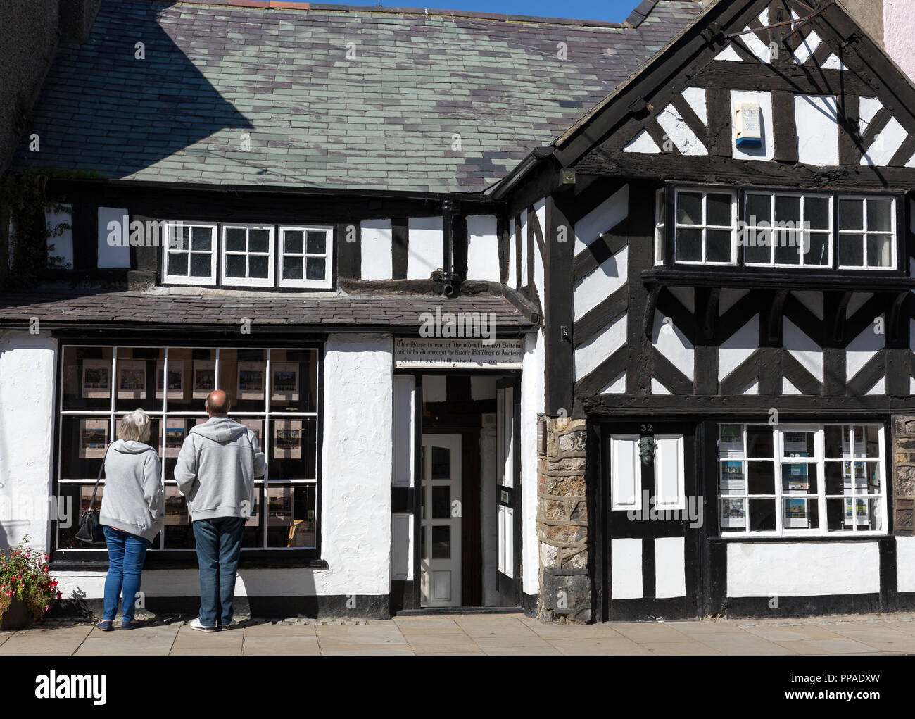 Historische Gebäude in der malerischen Küstenstadt Beaumaris auf der Insel Anglesey, Nordwales, Wales UK Stockfoto