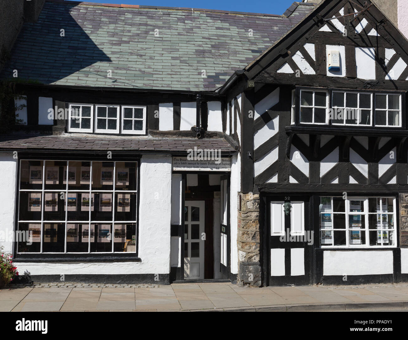 Historische Gebäude in der malerischen Küstenstadt Beaumaris auf der Insel Anglesey, Nordwales, Wales UK Stockfoto