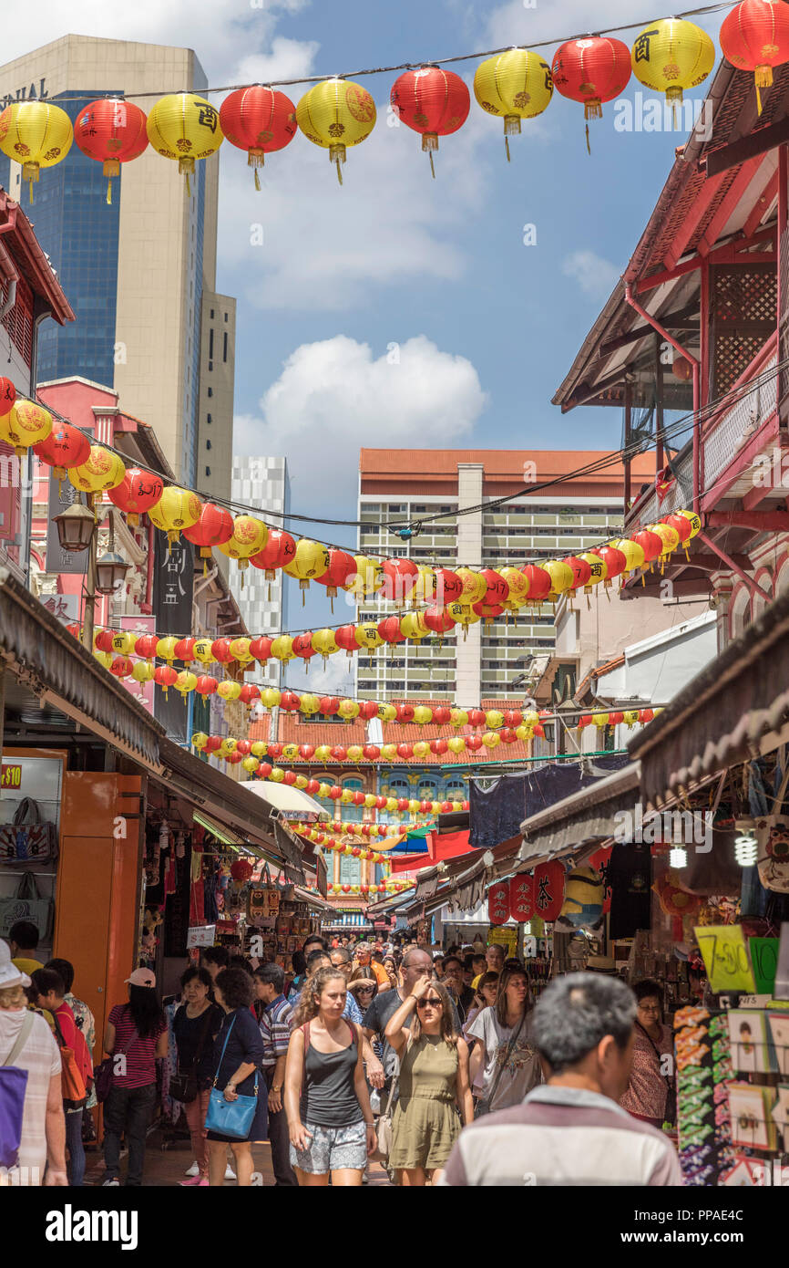 Swp, Singapur, 19.02.2017, Singapur Chinatown Einkaufsmeile mit Andenkenläden und Passanten © 2017 Christoph Hermann Stockfoto