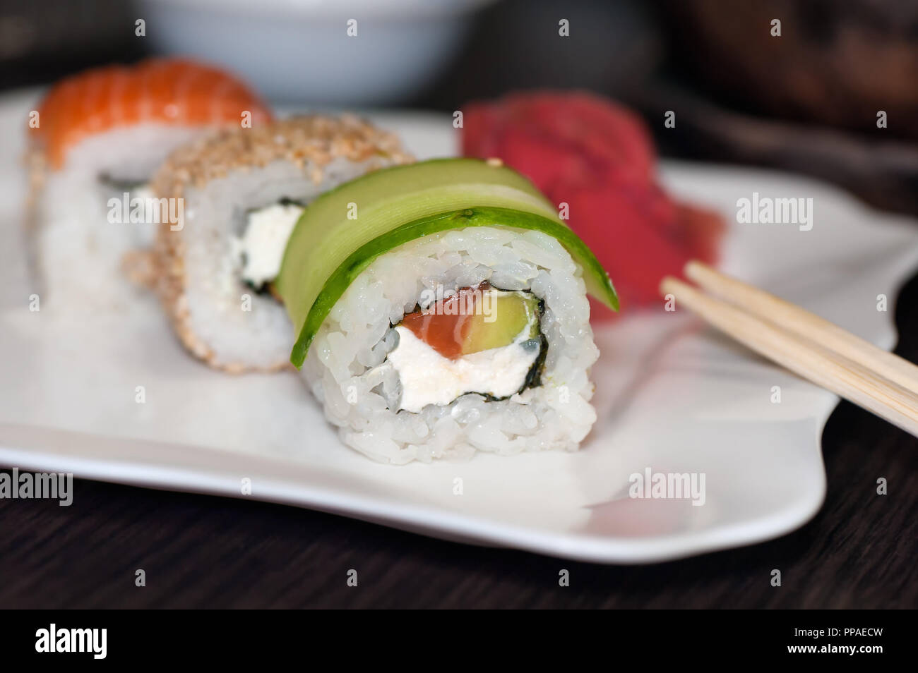 Sushi Rollen mit roten Fischen, Gurke und Philadelphia Käse. Stockfoto