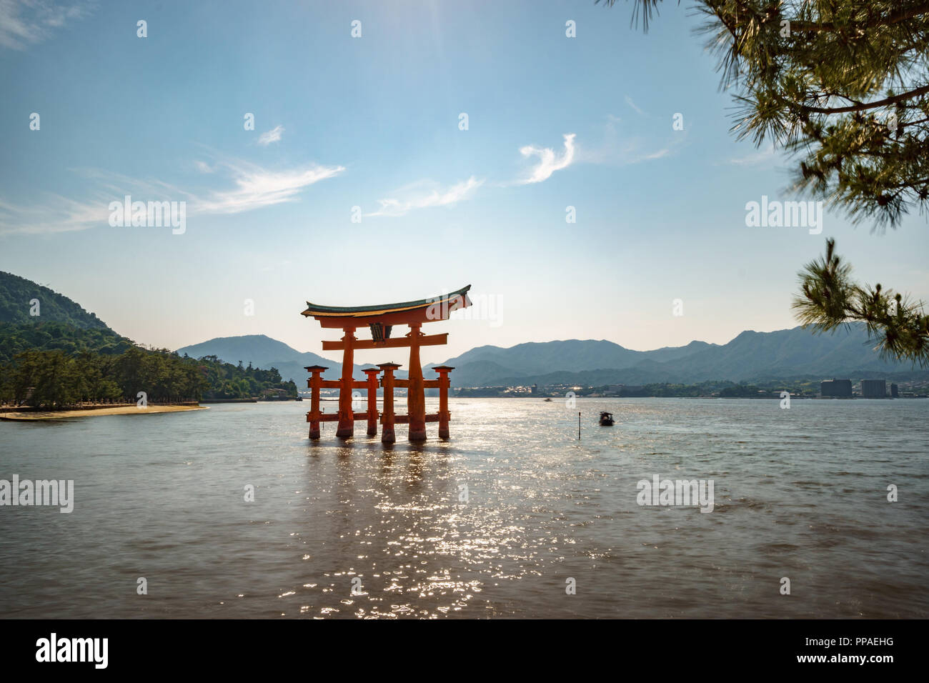 Miyajima floating torii gate -Fotos und -Bildmaterial in hoher ...