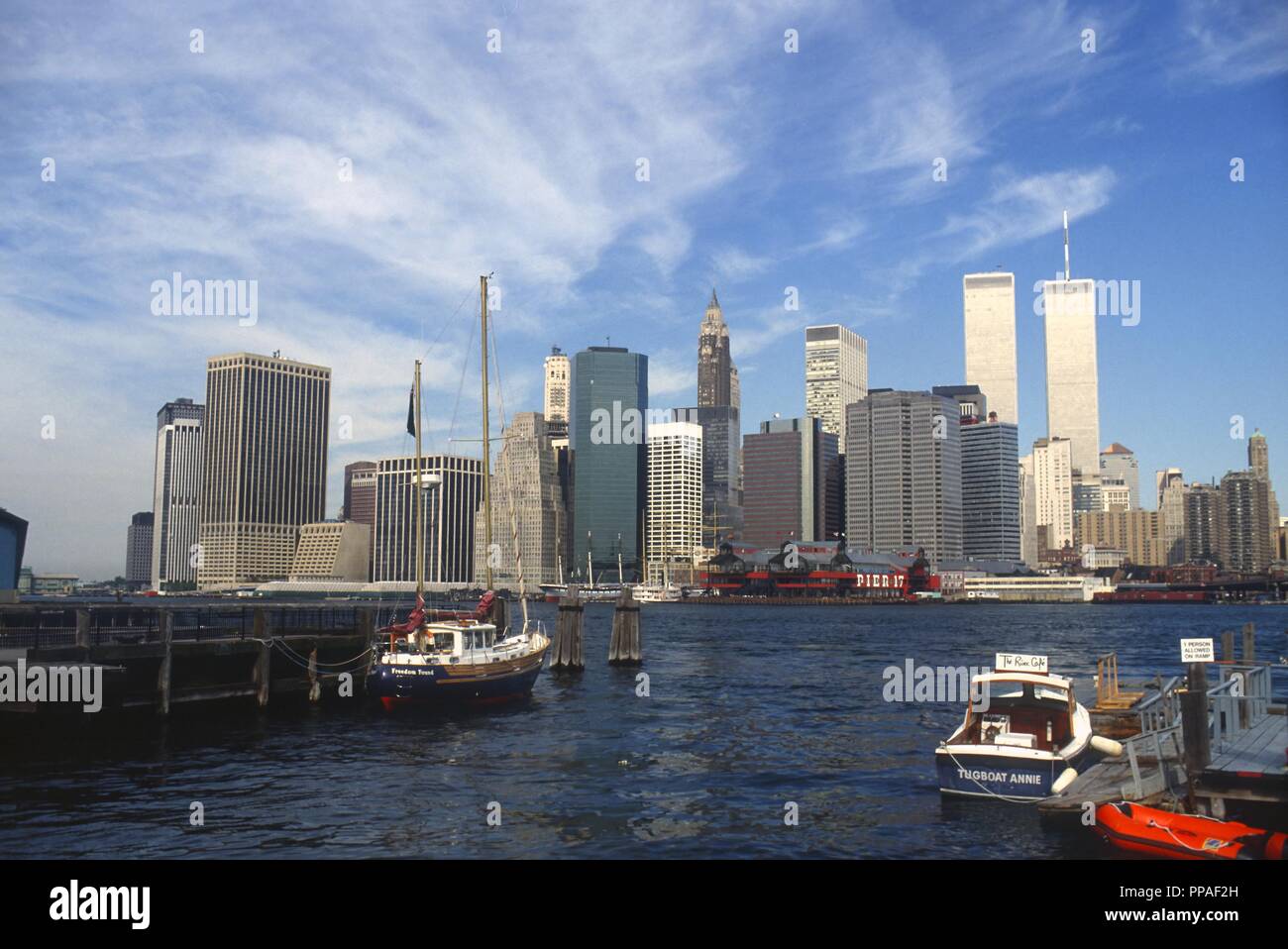 USA, New York City, die Manhattan Skyline mit dem World Trade Center Twin Towers im Jahr 1985 Stockfoto