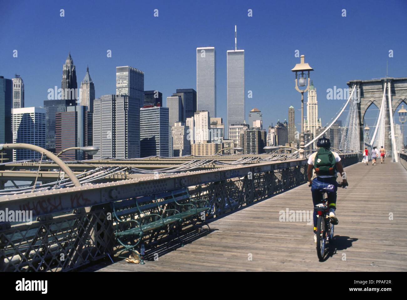 USA, New York City, Manhattan Die Brooklyn Bridge mit World Trade Center Twin Towers im Jahr 1985 Stockfoto