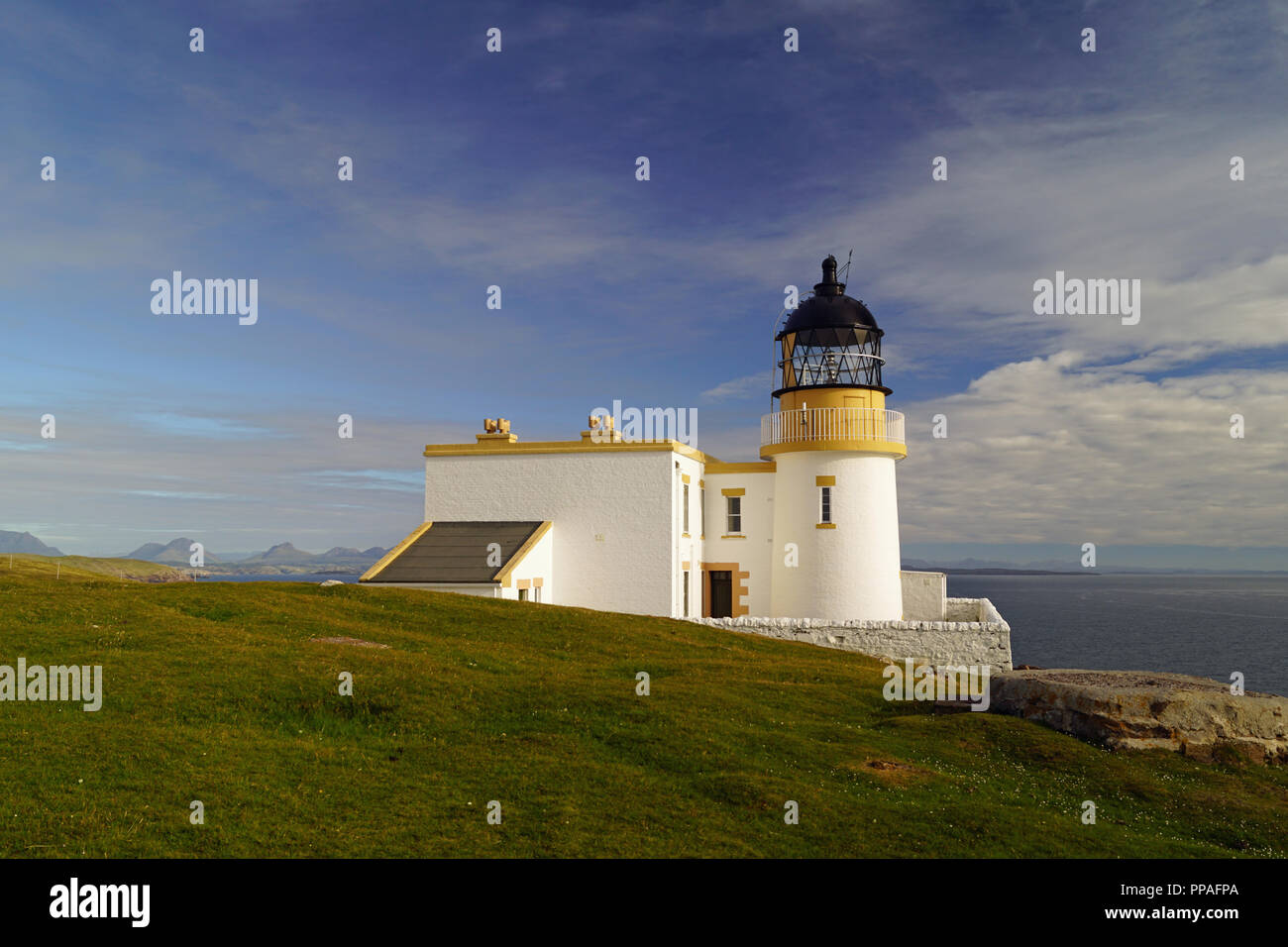 Stoer Leuchtturm ist ein komplett eingerichtetes Ferienhaus Leuchtturm auf Stoer Kopf, nördlich von Lochinver, Sutherland, North West Schottland entfernt. Stockfoto