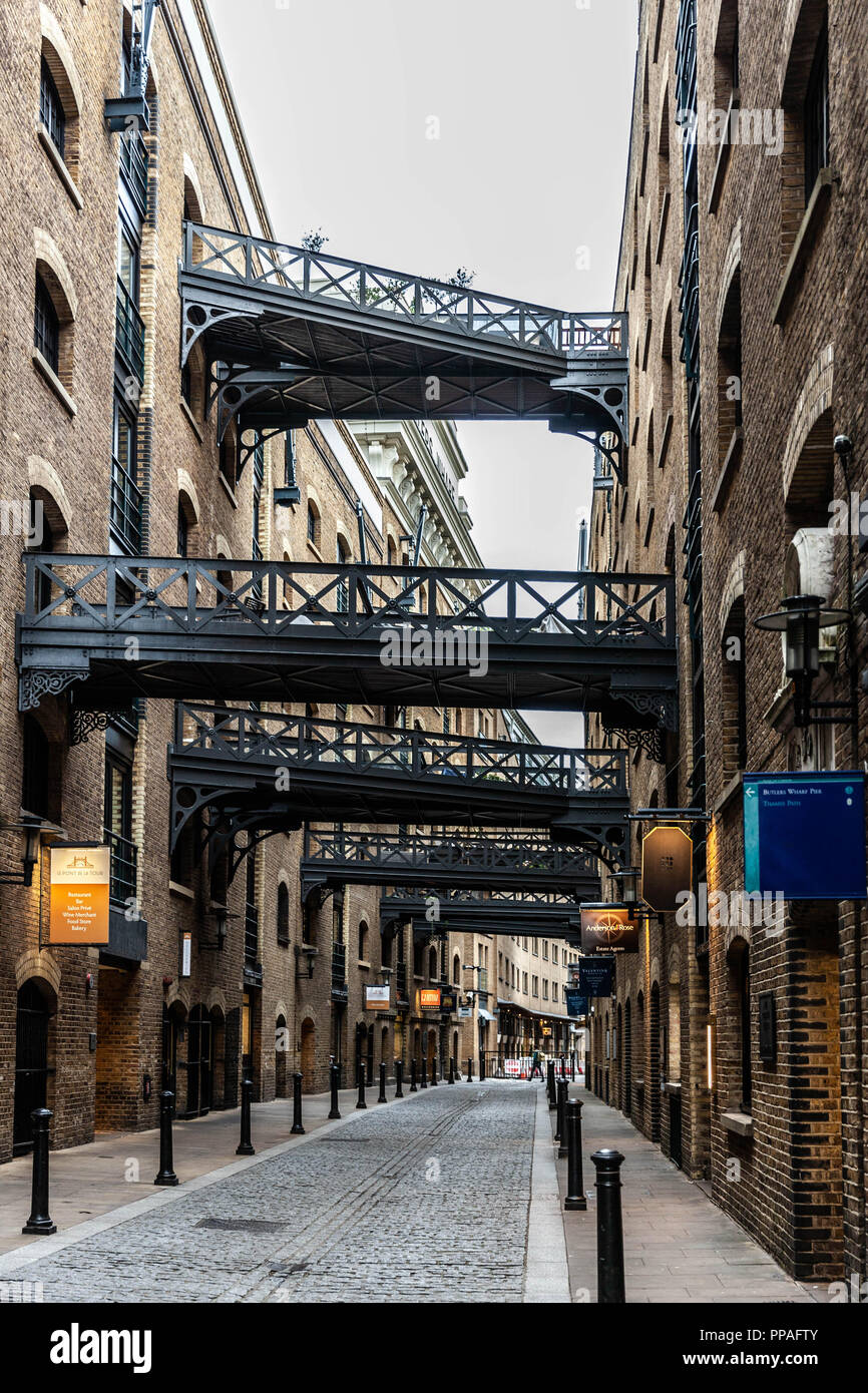 Die strasse Shad Thames und den verbindenden Brücken, Southwark, London, England, UK. Stockfoto