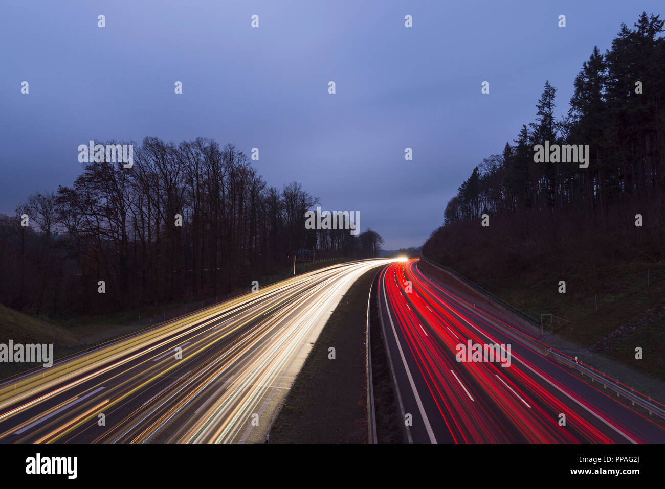 Autobahn mit Ampel, bei Nacht, Licht Trail, Deutschland Stockfoto