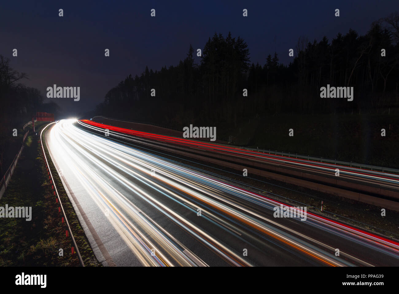 Autobahn mit Ampel, bei Nacht, Licht Trail, Deutschland Stockfoto