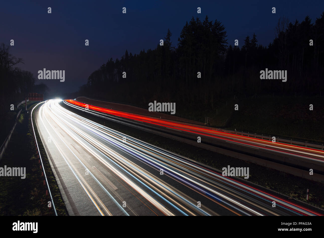 Autobahn mit Ampel, bei Nacht, Licht Trail, Deutschland Stockfoto