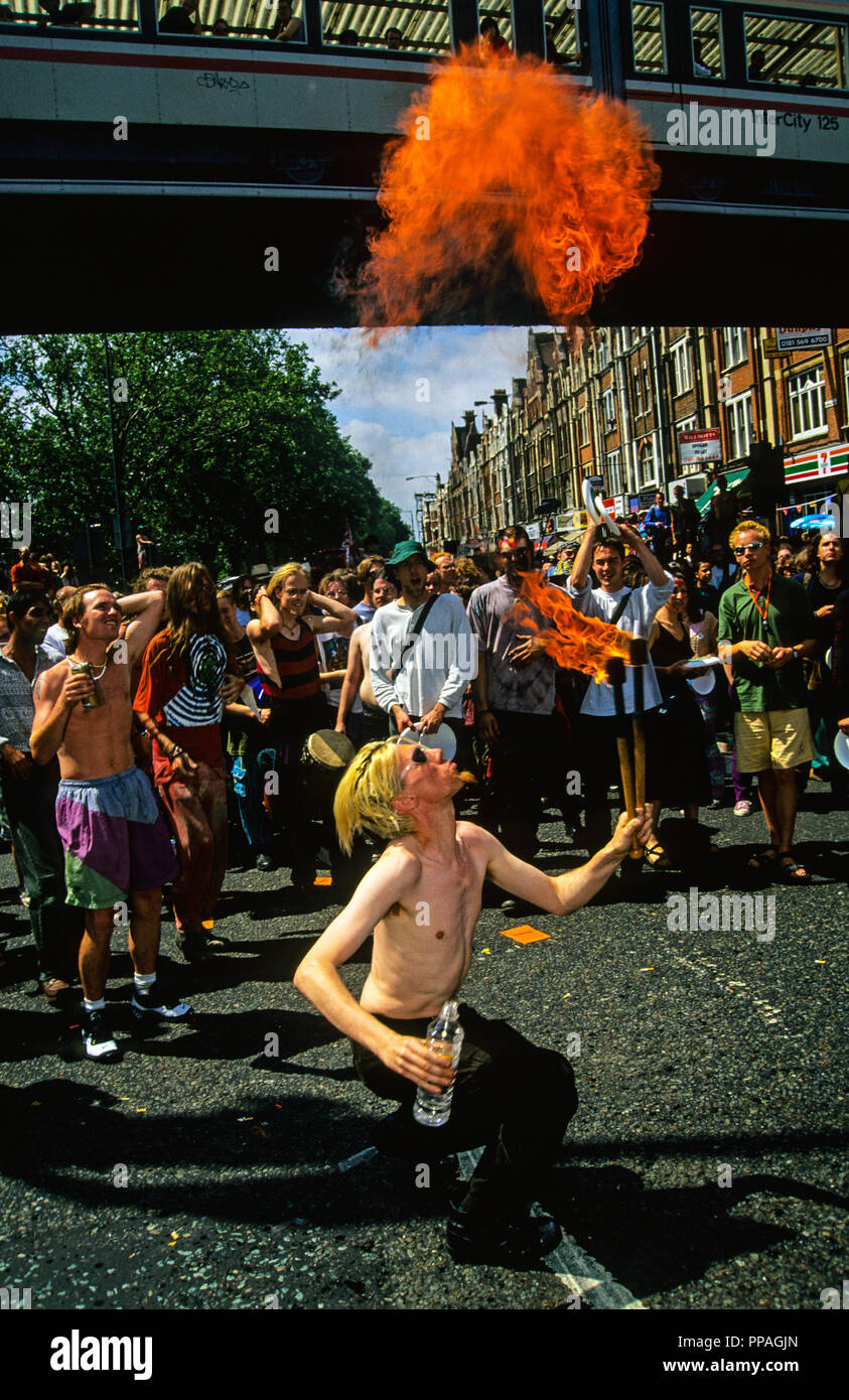Feuerspucker, Reclaim-the-Streets, Straßenfest, Anti Auto Bewegung, London, England, UK, GB. Stockfoto