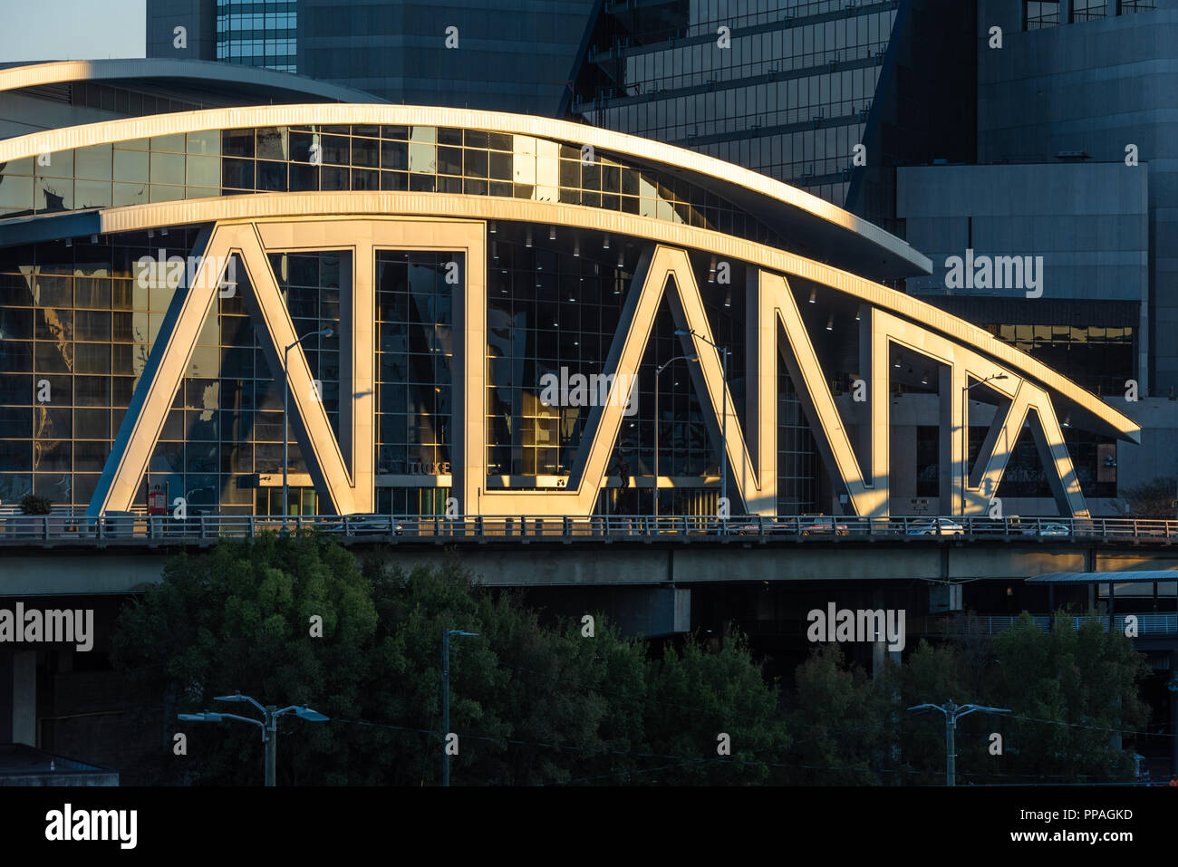 Iconic typografischen Architektur des State Farm Arena erscheint spotlit von der aufgehenden Sonne bei Sonnenaufgang in der Innenstadt von Atlanta, Georgia. (USA) Stockfoto