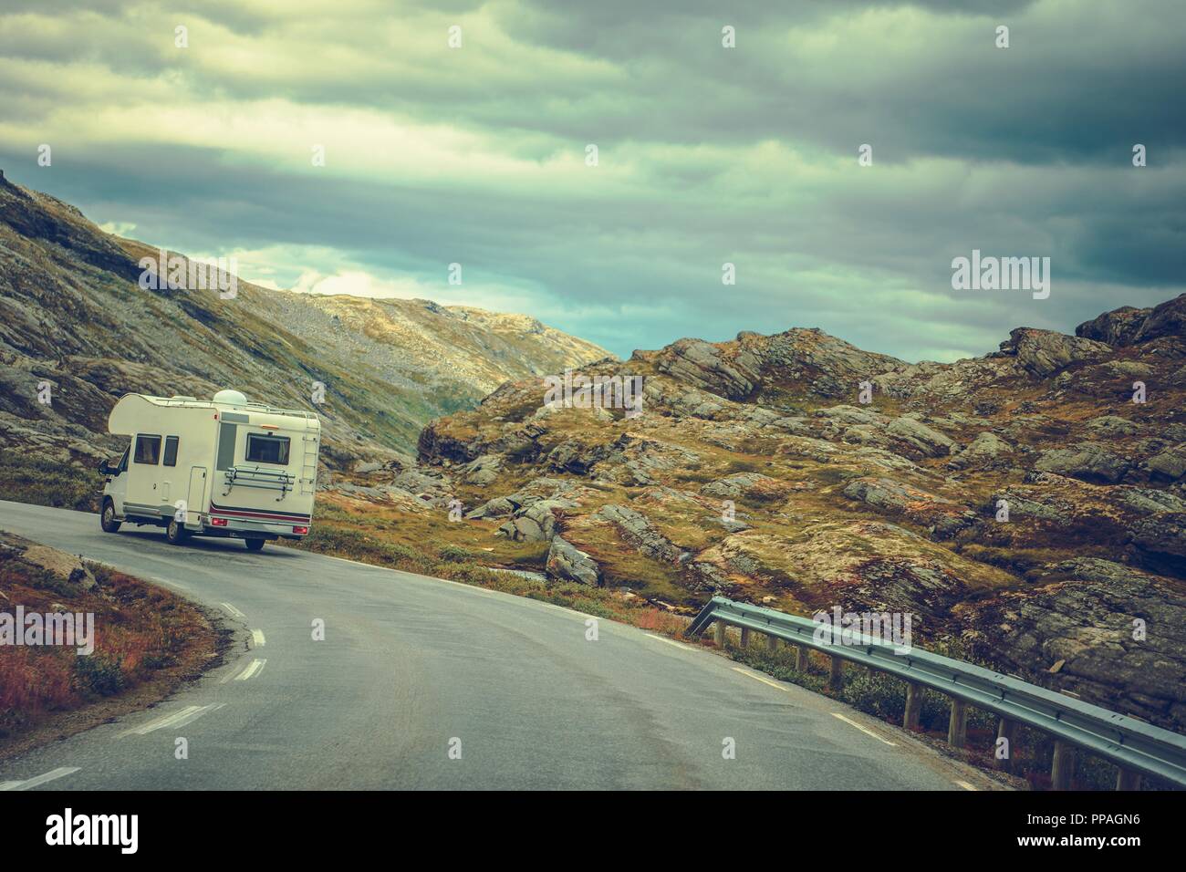 Camper auf der landschaftlich reizvollen Route. Rocky skandinavischen Landschaft. Recreational Vehicle Road Trip. Stockfoto