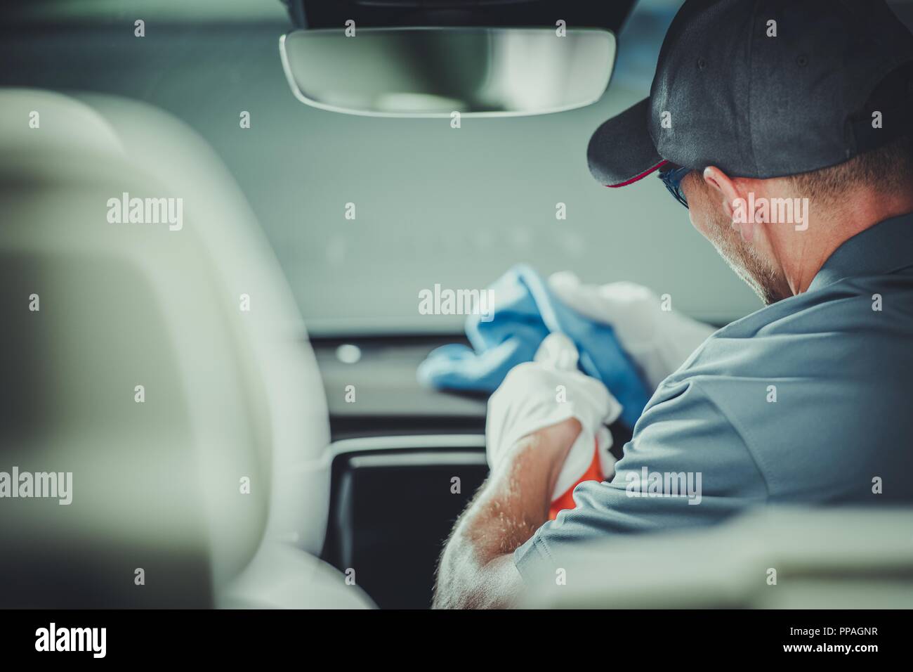 Modernes Auto Innenreinigung und Detaillierung von professionellen Kaukasischen sauberer. Stockfoto