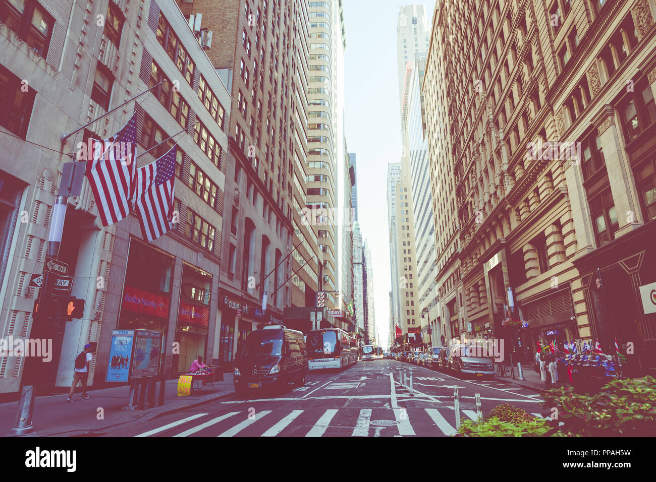 NEW YORK - September 2, 2018: New York City Straße Straße in Manhattan am Sommer, viele Autos, gelbe Taxis und beschäftigt Menschen gehen zu arbeiten. Stockfoto