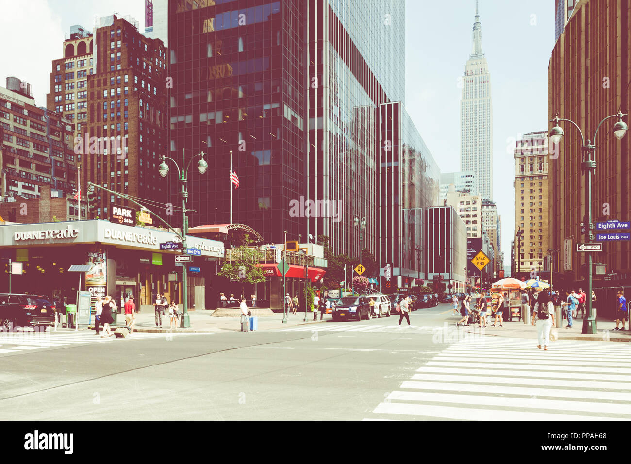 NEW YORK - September 2, 2018: New York City Straße Straße in Manhattan am Sommer, viele Autos, gelbe Taxis und beschäftigt Menschen gehen zu arbeiten. Stockfoto