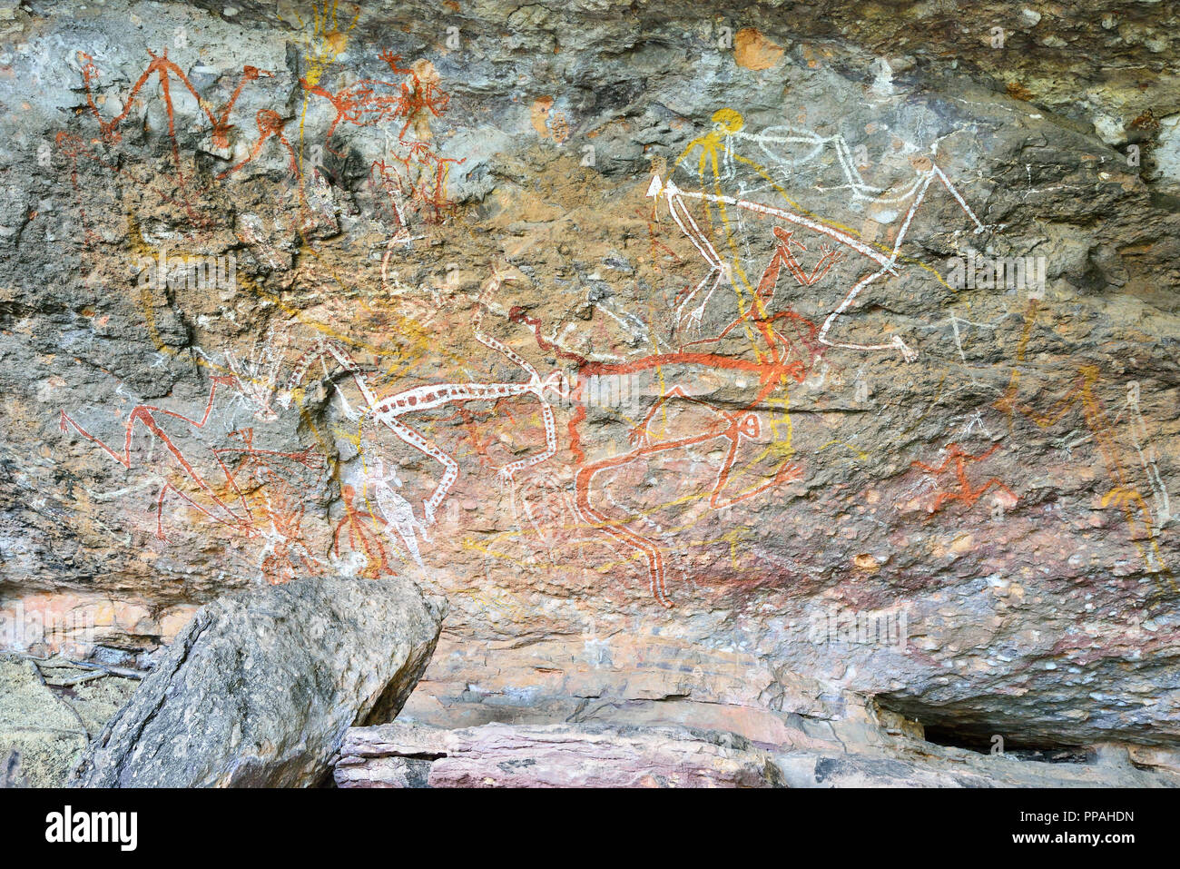 Uralte Felskunst der Aborigines im Nourlangie (Burrunggui), Kakadu National Park, Northern Territory, Australien Stockfoto