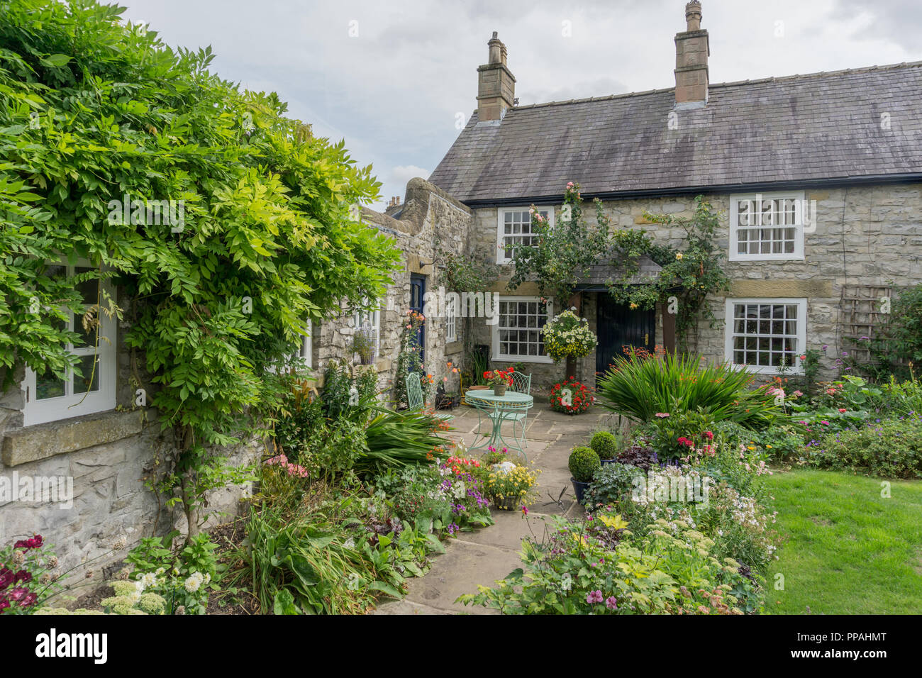 Attraktiven Innenhof Garten im Dorf Ashford im Wasser, Derbyshire, Großbritannien Stockfoto