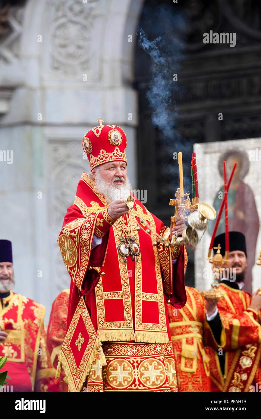 Patriarch Kyrill von Moskau und Allrussischen serviert ein moleben am Eingang der Christ-Erlöser-Kathedrale in Moskau, Russland Stockfoto