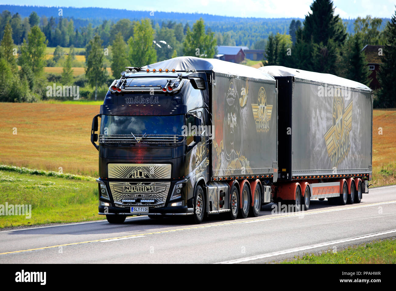 JAMSA, Finnland - 23 AUGUST 2018: Die spektakuläre Show Truck Volvo FH 16 Ace of Spades Transporte Last auf malerische Straße im Zentrum von Finnland im Spätsommer Stockfoto