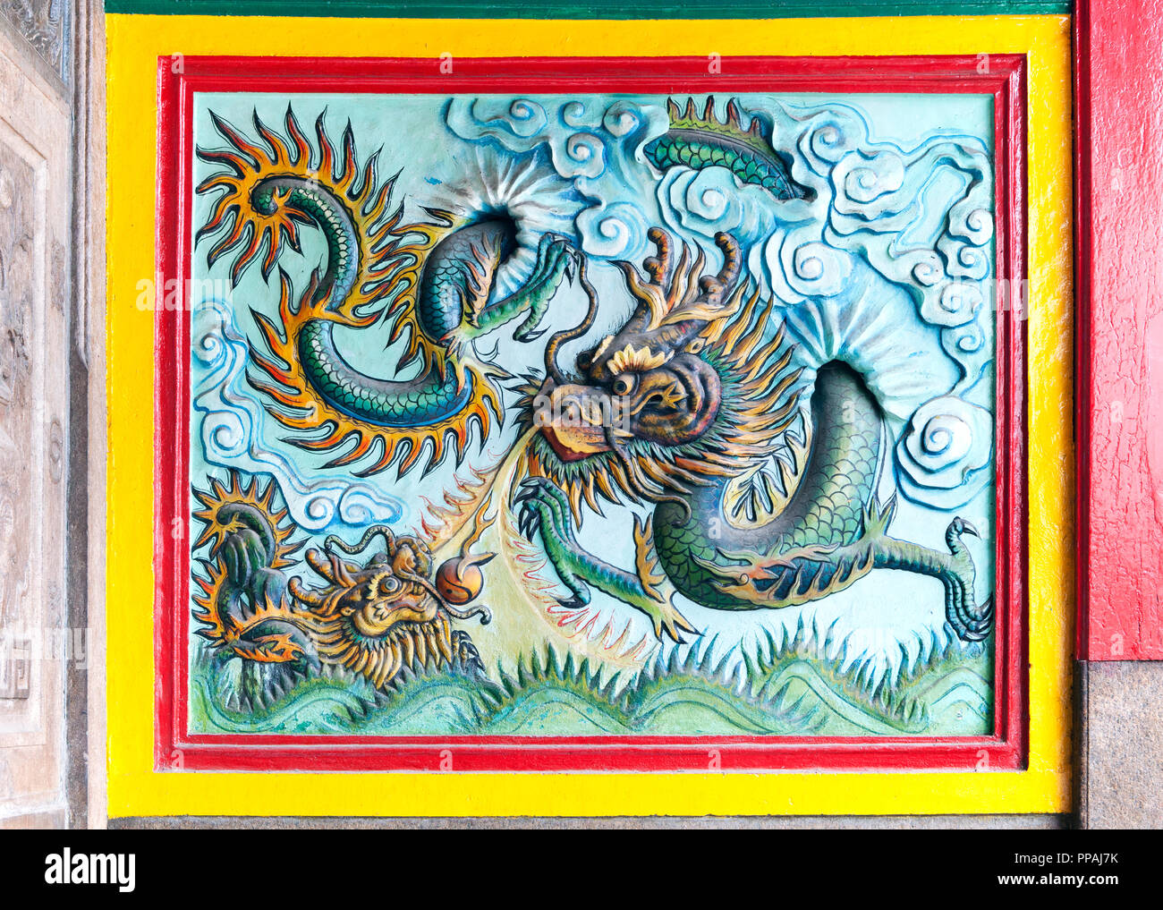 Drachen Dekoration eines Tempels in Vietnam. Stockfoto
