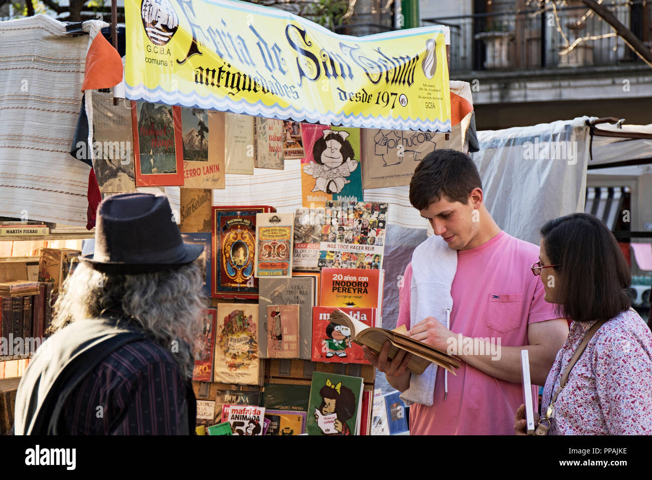 Zwei Kunden, die auf der Suche nach einem Buch in einem stand der San Telmo antike Messe. Buenos Aires, Argentinien. Stockfoto