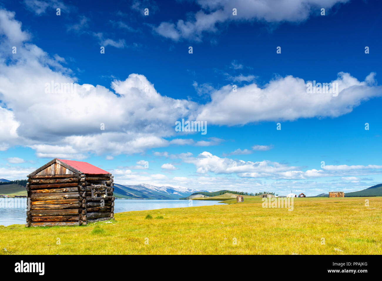 Kleine Hütte und ein Zahnrad an der See Khovsgol Ufer, Khatgal, Mongolei Stockfoto