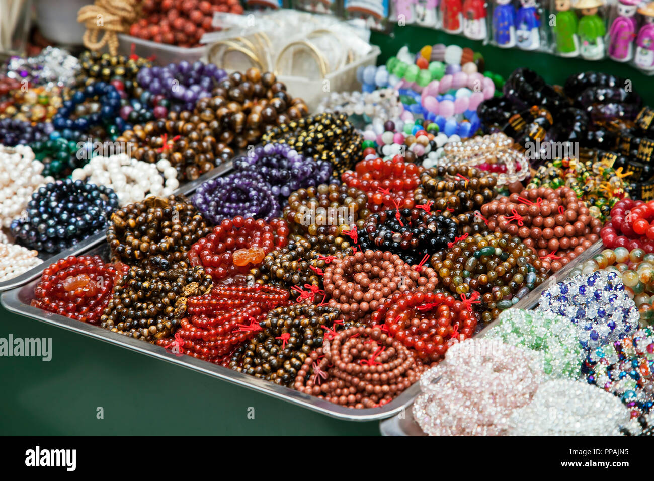 Verschiedenen Perlen und Armbänder in einem vietnamesischen Markt. Stockfoto