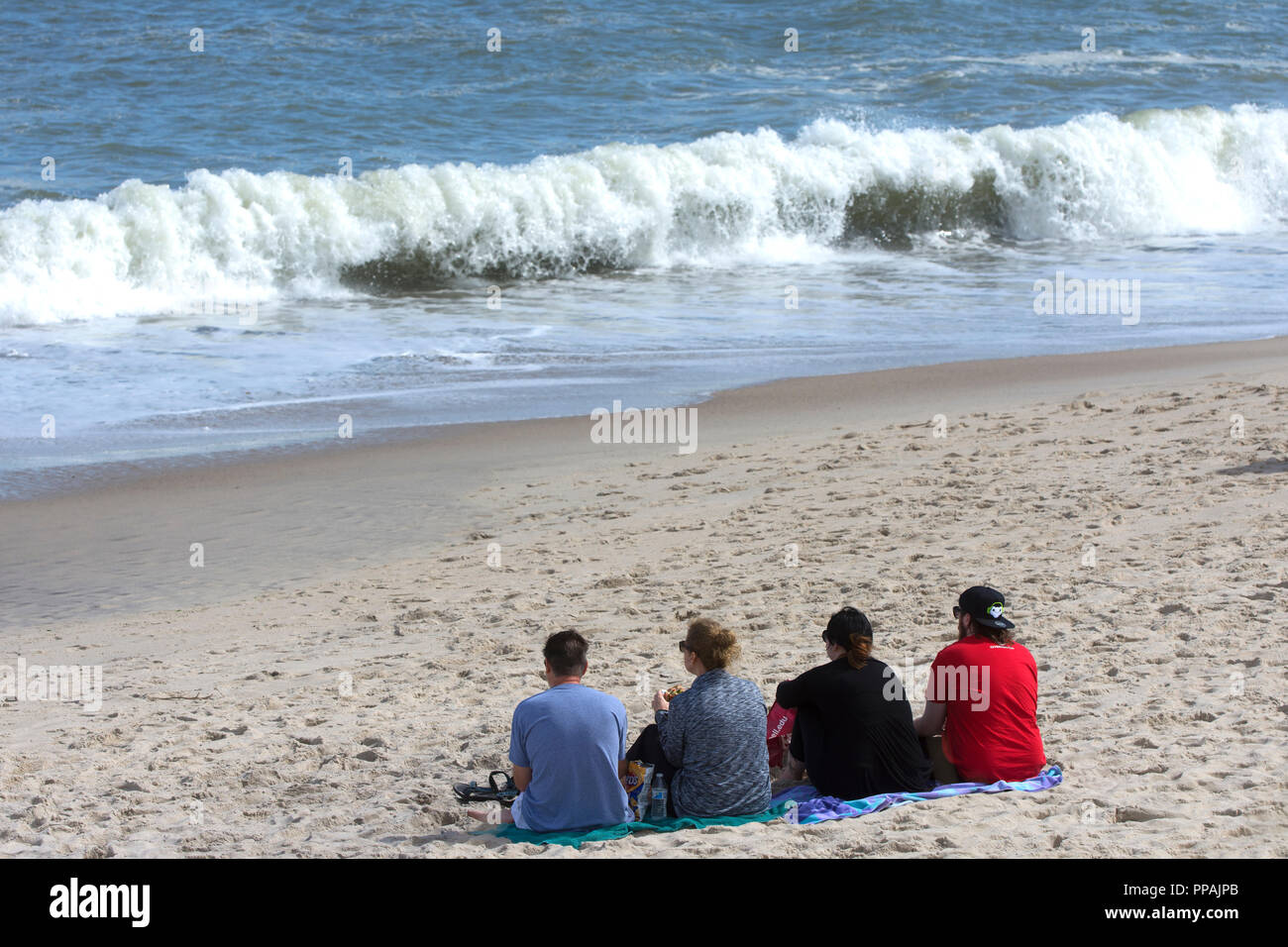 Ersten Tag des Mauerfalls - Sitzen am Strand - Nauset Beach, Orleans, Massachusetts, auf Cape Cod, USA Stockfoto