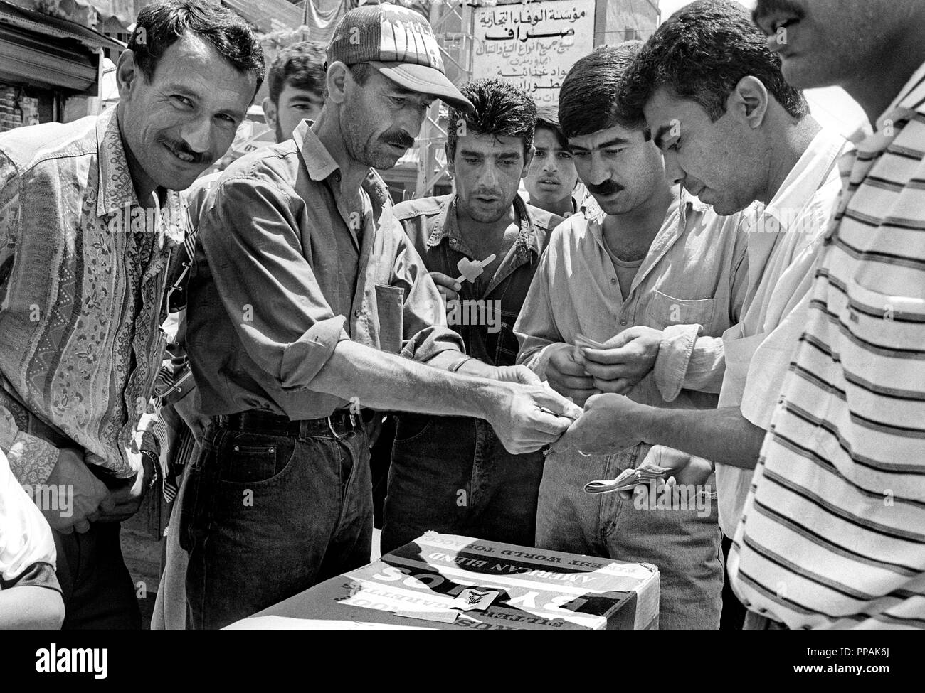 Gruppe Männer kaufen und verkaufen. Palästinensische Flüchtlingslager von Sabra und Shatila, Beirut, Libanon 1998. Stockfoto