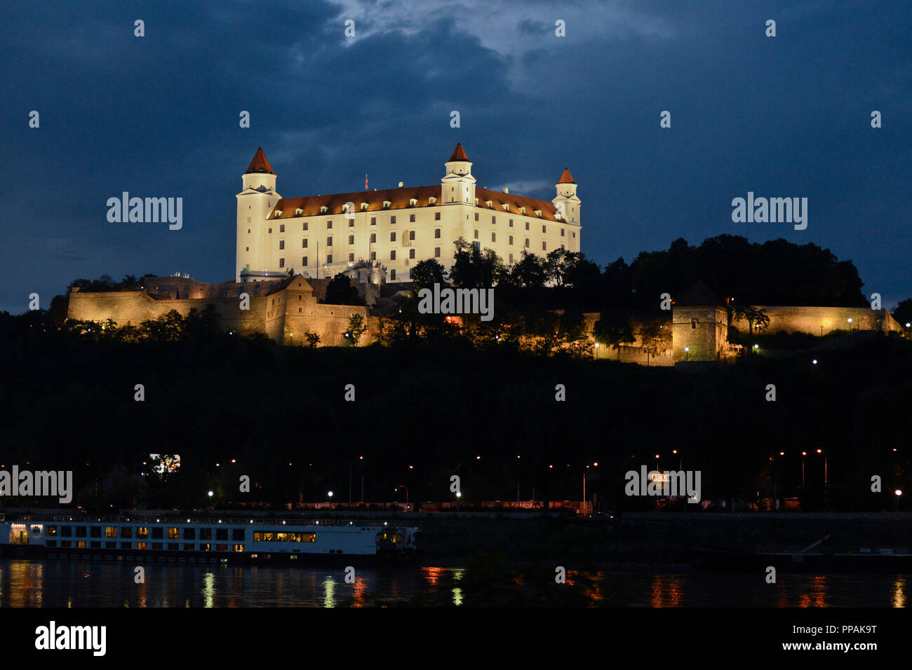 Bratislava Burg in der Dämmerung, Slowakei Stockfoto