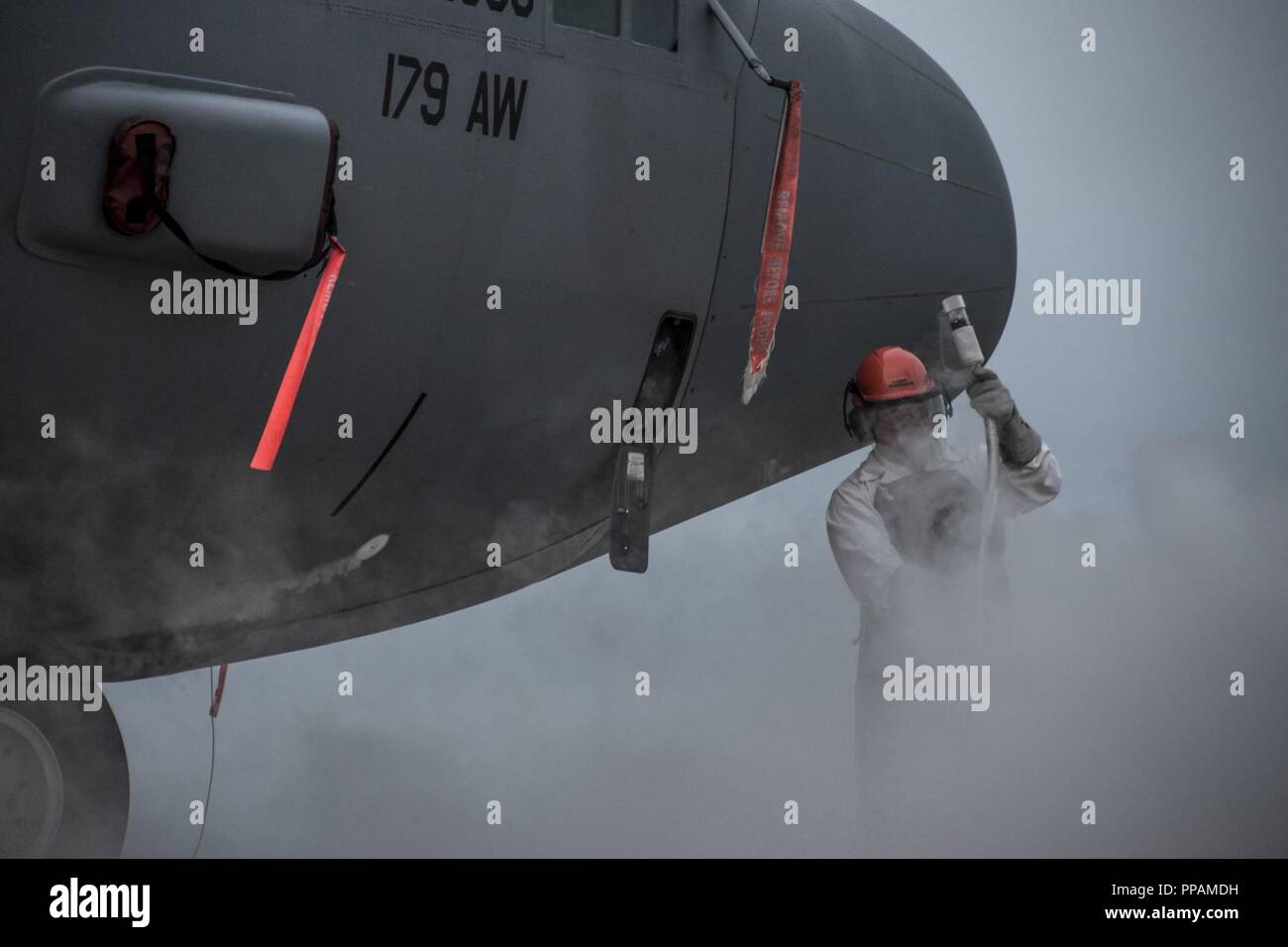 Senior Airman Brandon M. Acks, Crew Chief in die 179Th Airlift Wing Instandhaltungsgruppe zugeordnet, Minen die C-130H Hercules mit flüssigem Sauerstoff (LOX) August 30, 2018, an der 179th Airlift Wing, Mansfield, Ohio. Die C-130H Hercules fasst 24 Liter LOX und wird verwendet, um Luft Crew zu gewährleisten haben Sauerstoff beim Fliegen in großer Höhe. Stockfoto