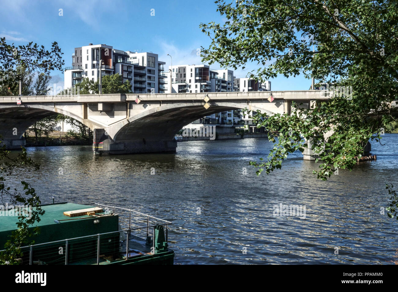 Neues Gehäuse - Marina Insel, Liben Brücke im kubistischen Stil, Prag Holesovice, Tschechische Republik Stockfoto