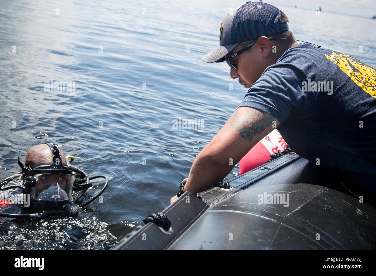 U.S. Navy Diver 1. Klasse Jonathan Miranda, auf Mobile Tauchen und Bergung (MDSU) 2, ein Taucher aus der Trinidad und Tobago Küstenwache in Port of Spain, Trinidad, Aug 20, 2018 Vorlagen während ein Experte auf einem Exchange als Teil des südlichen Partnerschaft Station 2018 zugeordnet. Südliche Partnerschaft Station ist eine US Southern Command - gefördert und U.S. Naval Forces Southern Command/USA Flotte - durchgeführte jährliche Bereitstellung auf Experte Austausch und Aufbau von Kapazitäten in einer Vielzahl von Disziplinen einschließlich der Medizin-, Bau- und Tauchbasen im C fokussiert Stockfoto