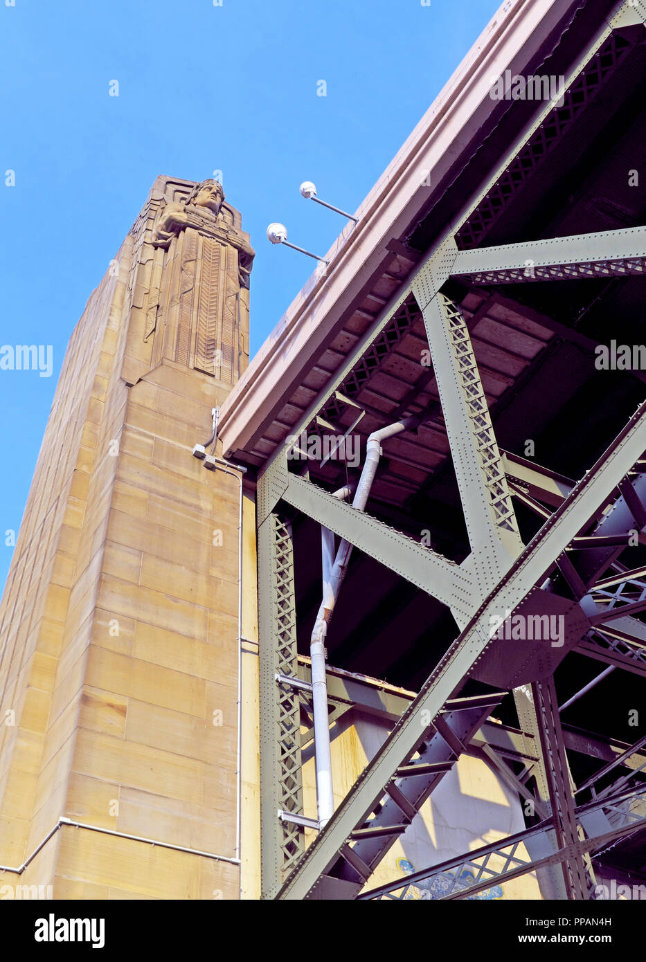 Die 43 Meter großen Art-déco-Stil "Hüterin des Verkehrs ist eines von mehreren Sandstein Skulpturen schmücken die Hoffnung Memorial Bridge in Cleveland, Ohio, USA Stockfoto