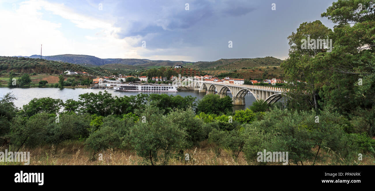 Blick auf den Fluss Kreuzfahrt Terminal und die Brücke in Barca de Alva, nahe der spanischen Grenze, Portugal Stockfoto