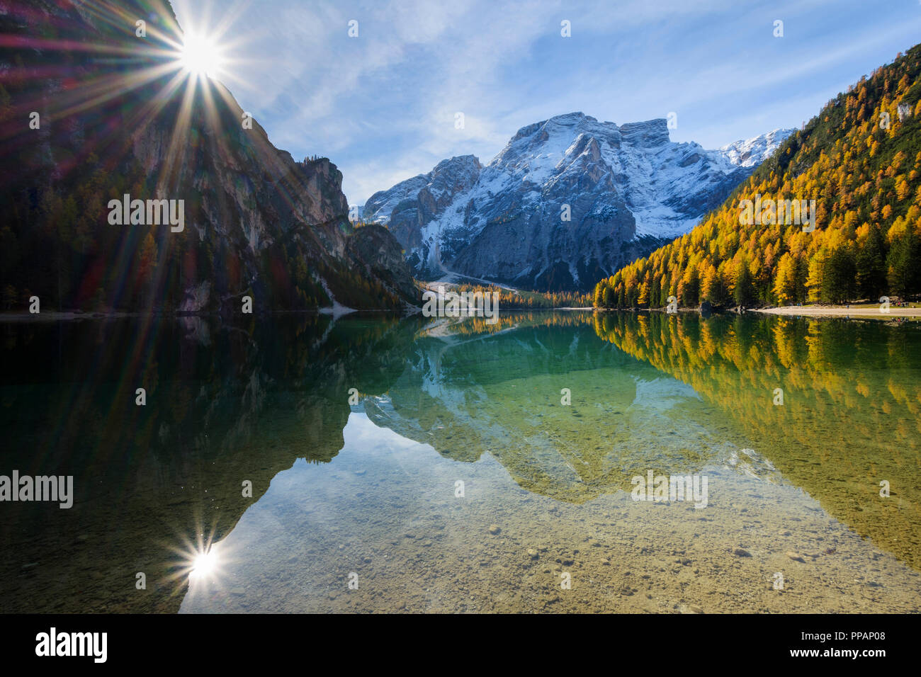 See mit Sun Croda del Becco, Seekofel, im See im Herbst reflektiert, Pragser See, Lago di Braies, Pragser Wildsee, Provinz Bozen, Bozen Provinz, Stockfoto