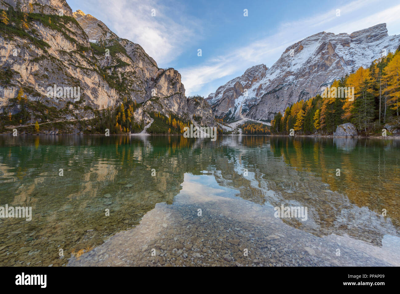 Croda del Becco, Seekofel, abends im See im Herbst reflektiert, Pragser See, Lago di Braies, Pragser Wildsee, Provinz Bozen, Bozen Provinz, Stockfoto