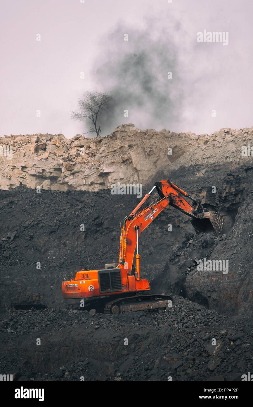 Masse-mover sammelt Kohle im Tagebau in Dhanbad, Indien. Stockfoto