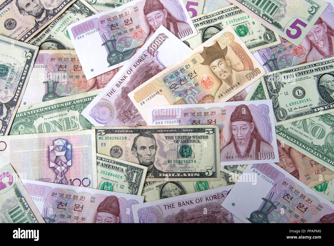 Flach Koreanische und amerikanische Geld kleine Stückelungen. Stockfoto