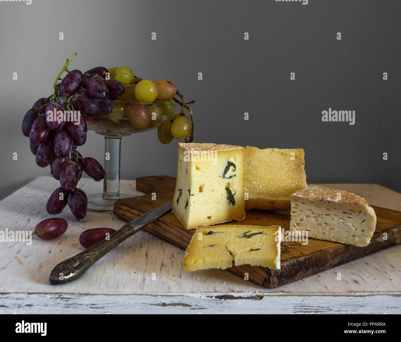 Stillleben mit Käse und Trauben essen. Lecker. Jahrgang. retro. Stockfoto