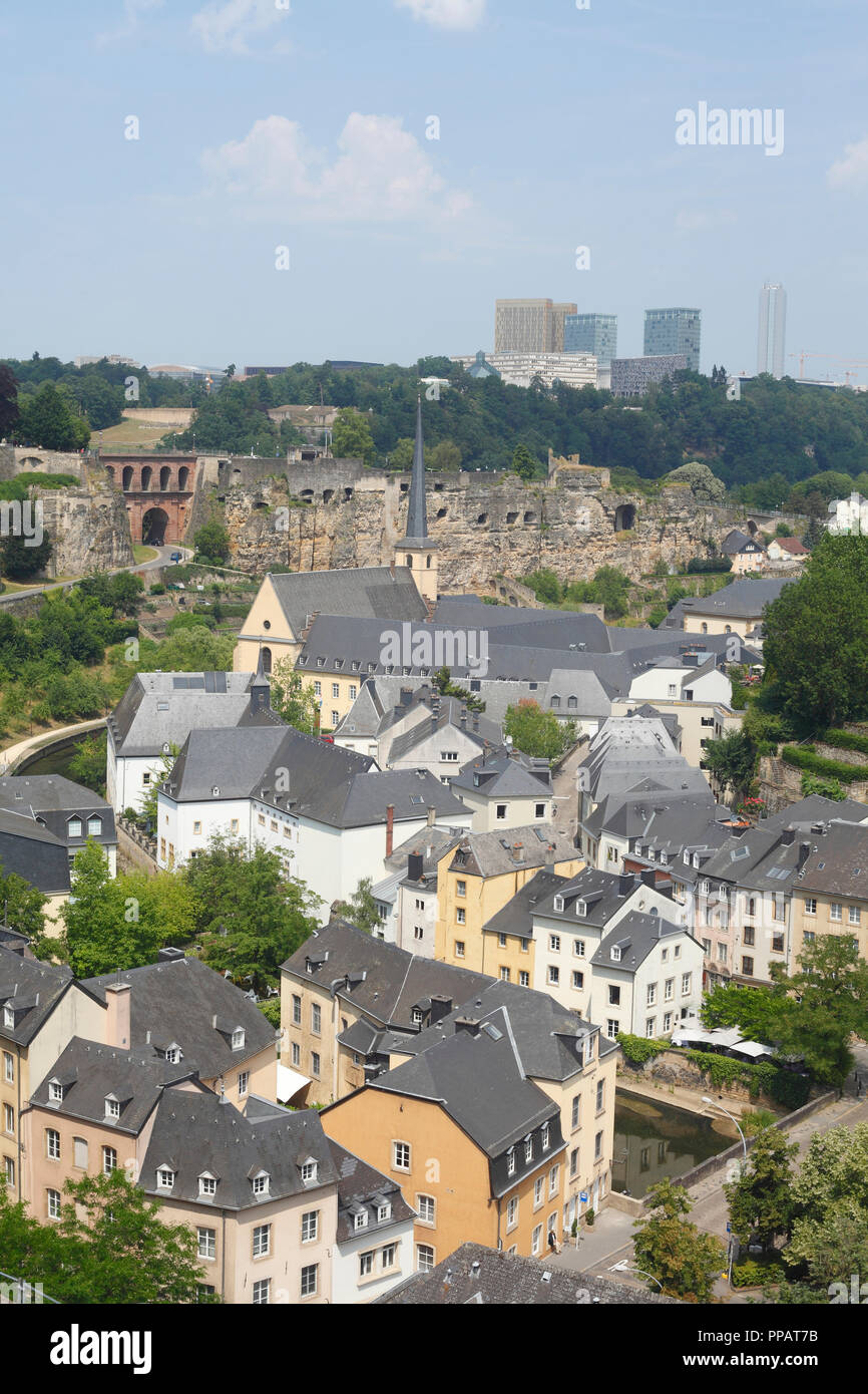 Häuser, Abtei Neumünster, Kirche, Kloster, Kulturzentrum, untere Stadt Wengen, hinter die Wolkenkratzer des Plateau de Kirchberg, Luxemburg Stadt, Luxe Stockfoto