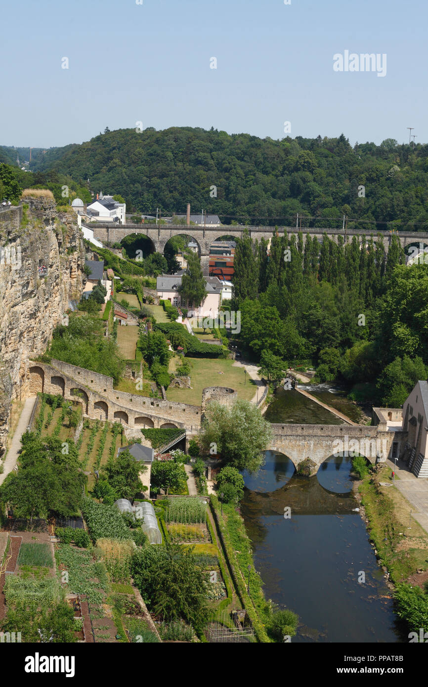 Taurus Brücke, Stadtmauer und Alzette, Luxembourg City, Luxemburg, Europa ich Brücke Stierchen, Stadtmauer und Fluss Alzette, Luxemburg-Stadt, L Stockfoto