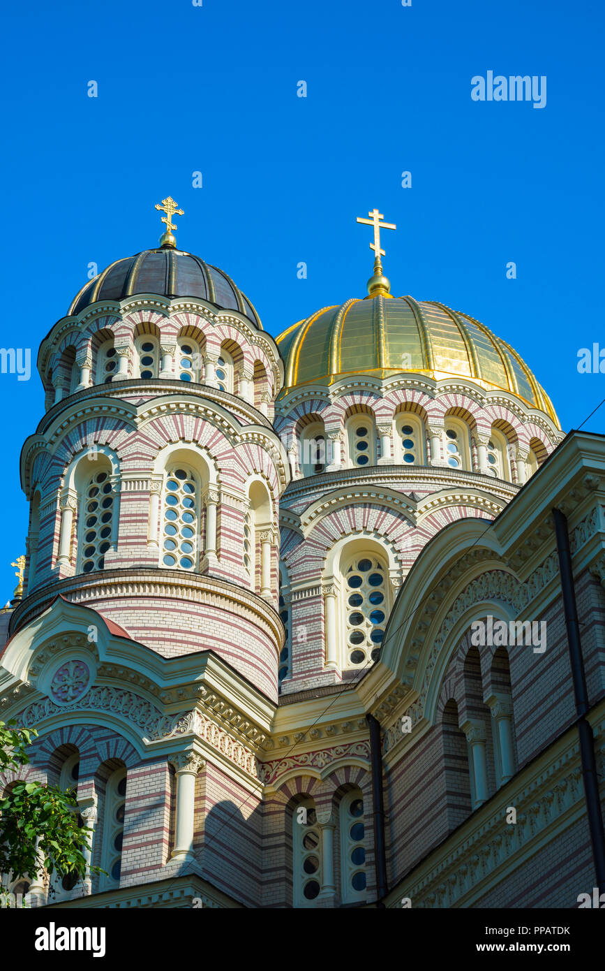 Riga russisch-orthodoxen Kathedrale, Sicht auf die dual-tone Mauerwerk auf zwei gewölbten Türmchen von der Geburt Christi Kathedrale im Zentrum von Riga, Lettland Stockfoto