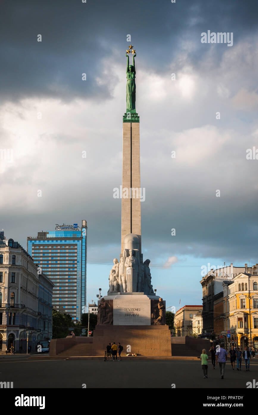 Riga Freiheitsdenkmal, Blick auf das Freiheitsdenkmal (1935) mit einer Statue der Freiheit auf seine Spalte gelegen, im Stadtzentrum von Riga, Lettland. Stockfoto