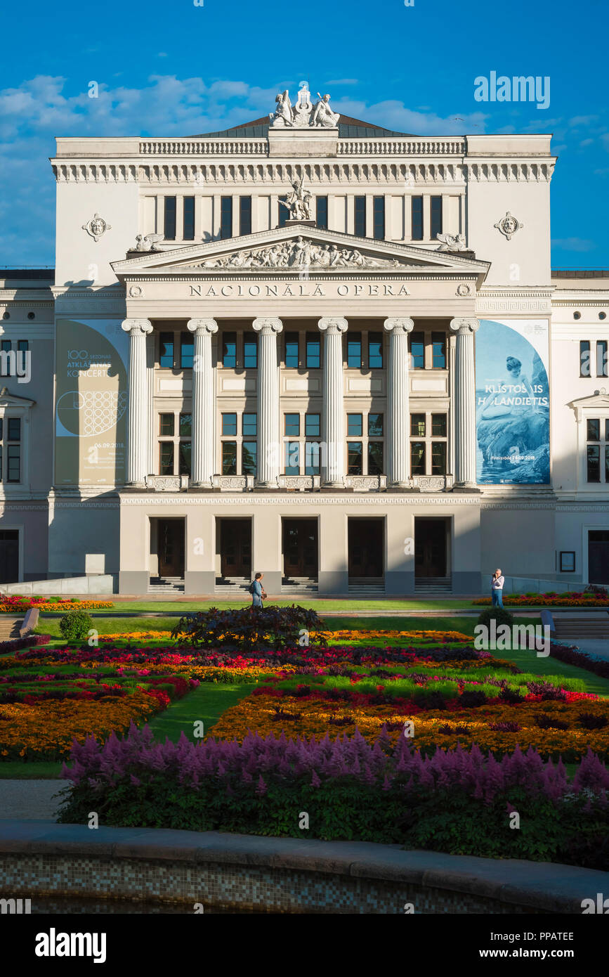 Oper Riga, Blick über den Strulaka Park und Garten in Richtung der neoklassizistischen Fassade der Rigaer Oper Gebäude, Lettland. Stockfoto