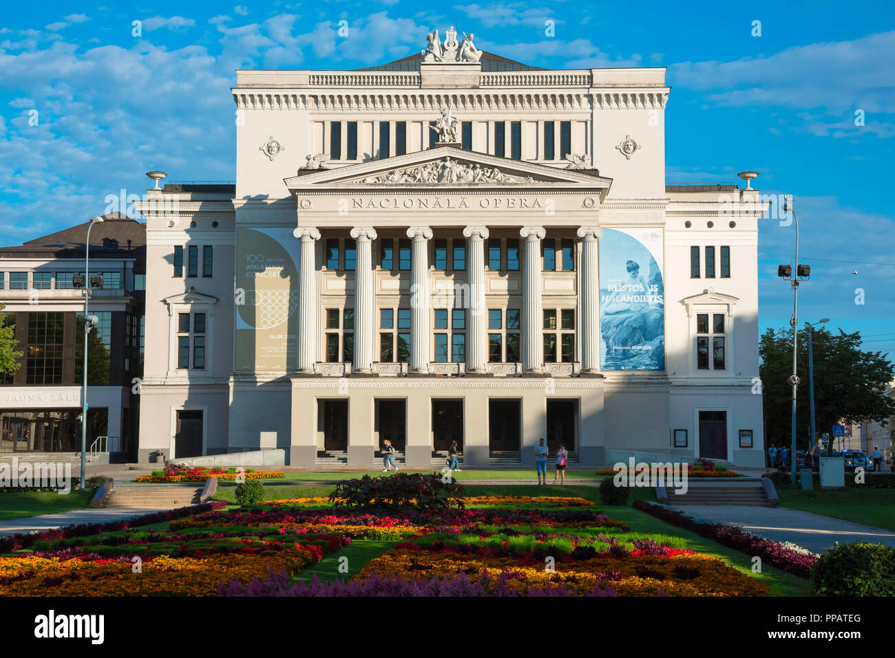 Riga Opera House, der Blick über die Strulaka Park und Garten in Richtung der neoklassizistischen Fassade der Rigaer Oper Gebäude, Lettland. Stockfoto