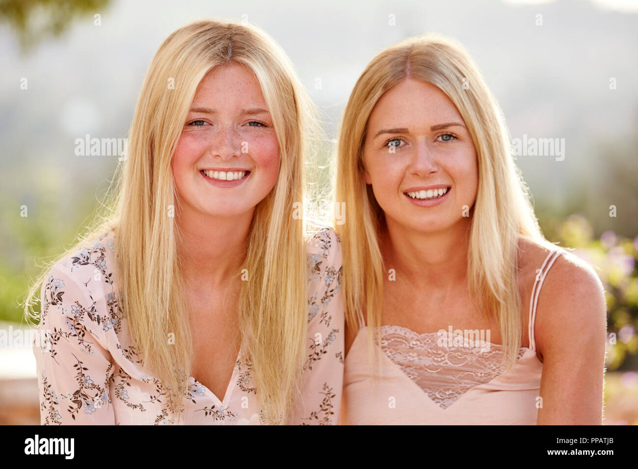 Porträt von zwei weiblichen Freunde Spaß zusammen in den Urlaub Stockfoto