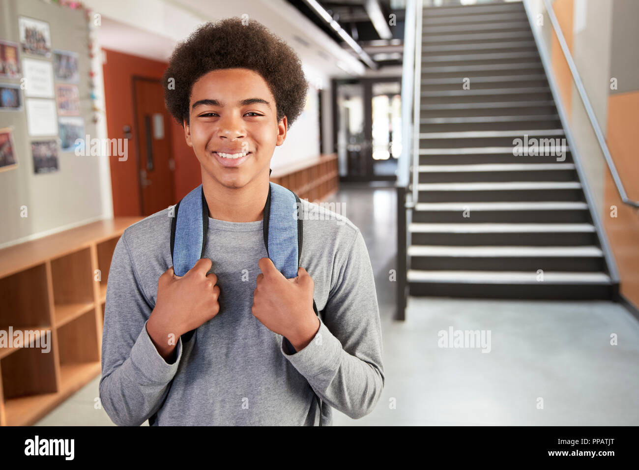 Portrait der männlichen Schüler über Treppen in der Hochschule Gebäude Stockfoto