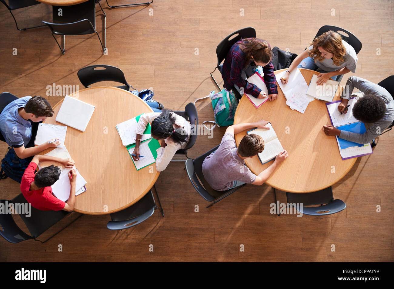 Overhead Shot von High School Schüler in Gruppe Studie um die Tische herum. Stockfoto